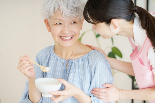 食事をする高齢者